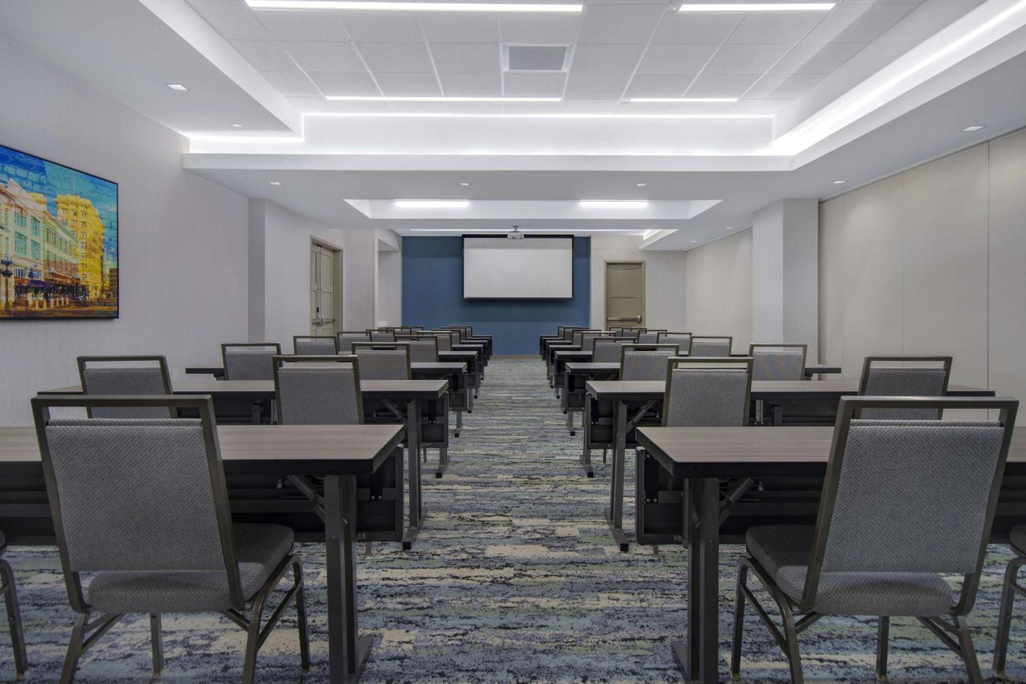 Hampton Inn&suites Riverwalk 3*