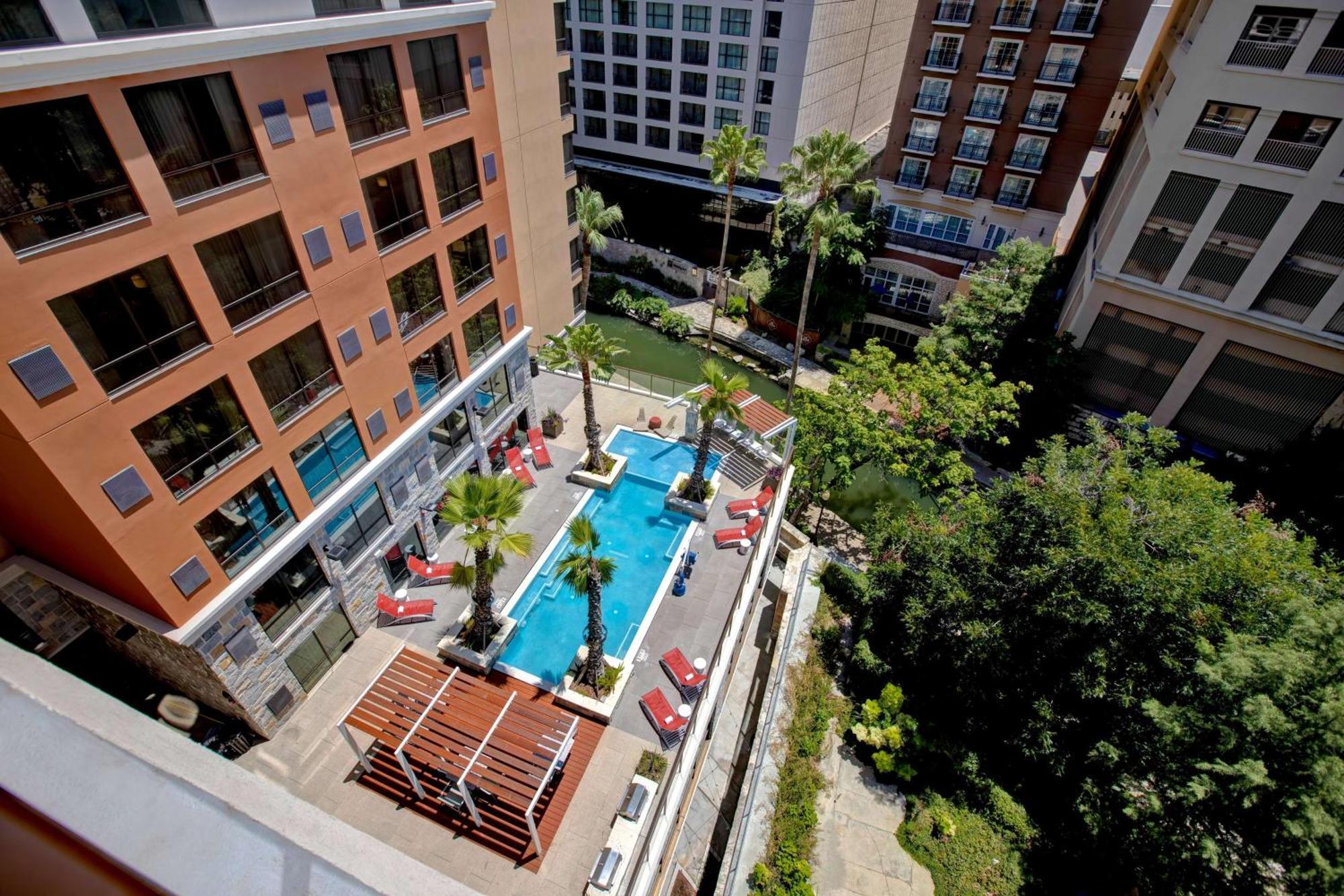 Hampton & Riverwalk Hotel 3*